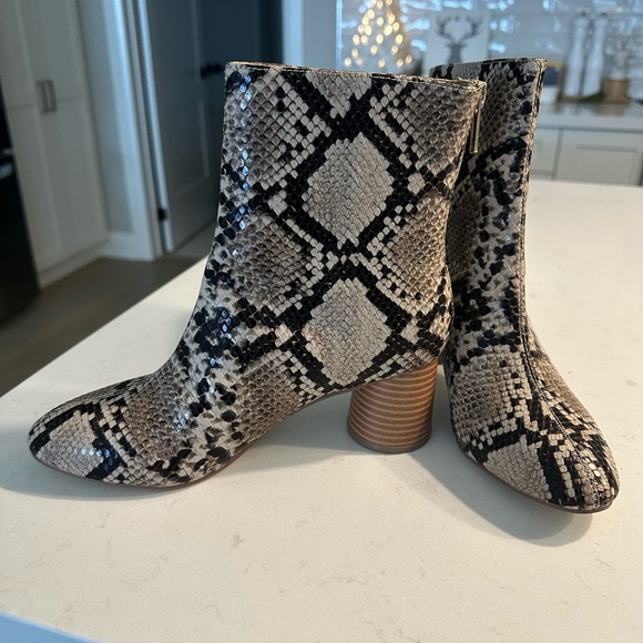 New*** ANKLE BOOTS - Picture 4 of 6